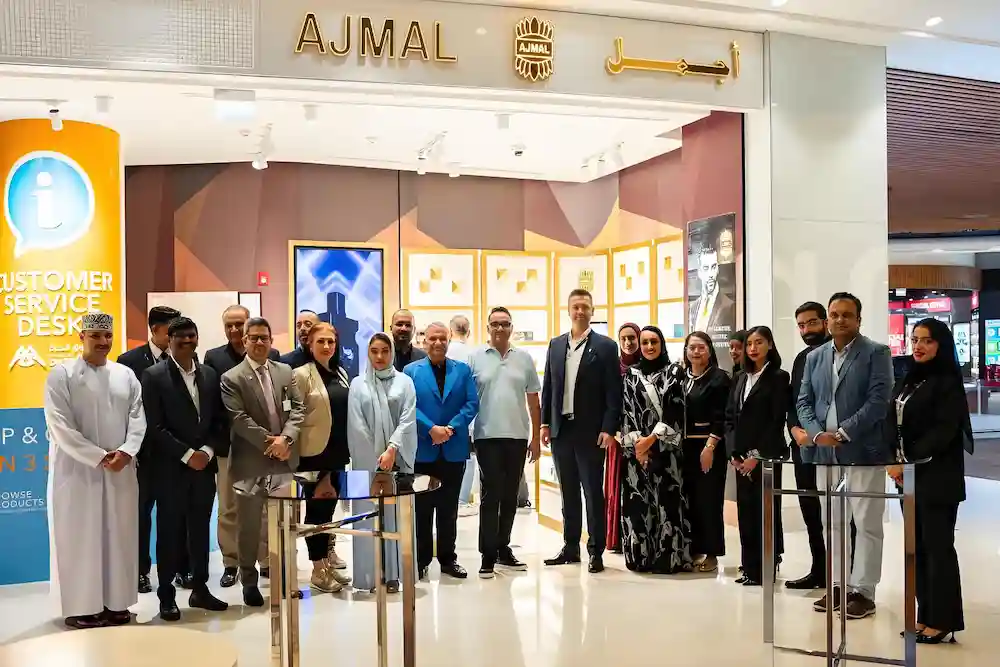 Abdulla Ajmal took a group photo with his staff members at the Ajmal perfume counter